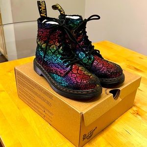 Dr. Martens Croc Metallic Suede Black/Rainbow Core Kids Boots